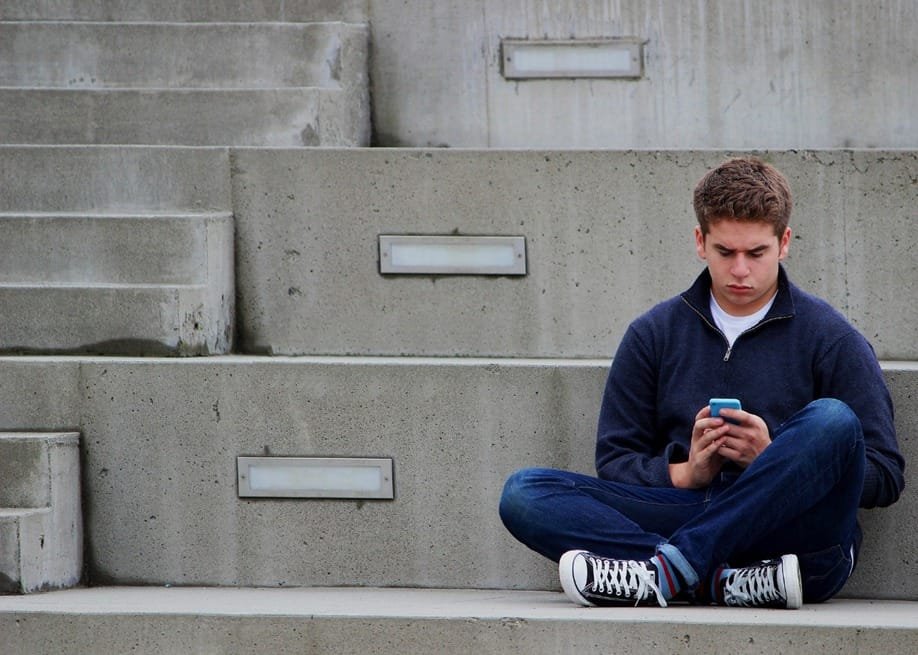 Joven en el Celular